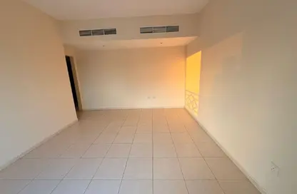 شقة - 2 غرف نوم - 2 حمامات للايجار في بناء النباعة - النبعة - الشرق - الشارقة