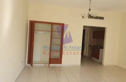 شقة - 1 حمام للايجار في P05 - طراز فرنسي - المدينة العالمية - دبي