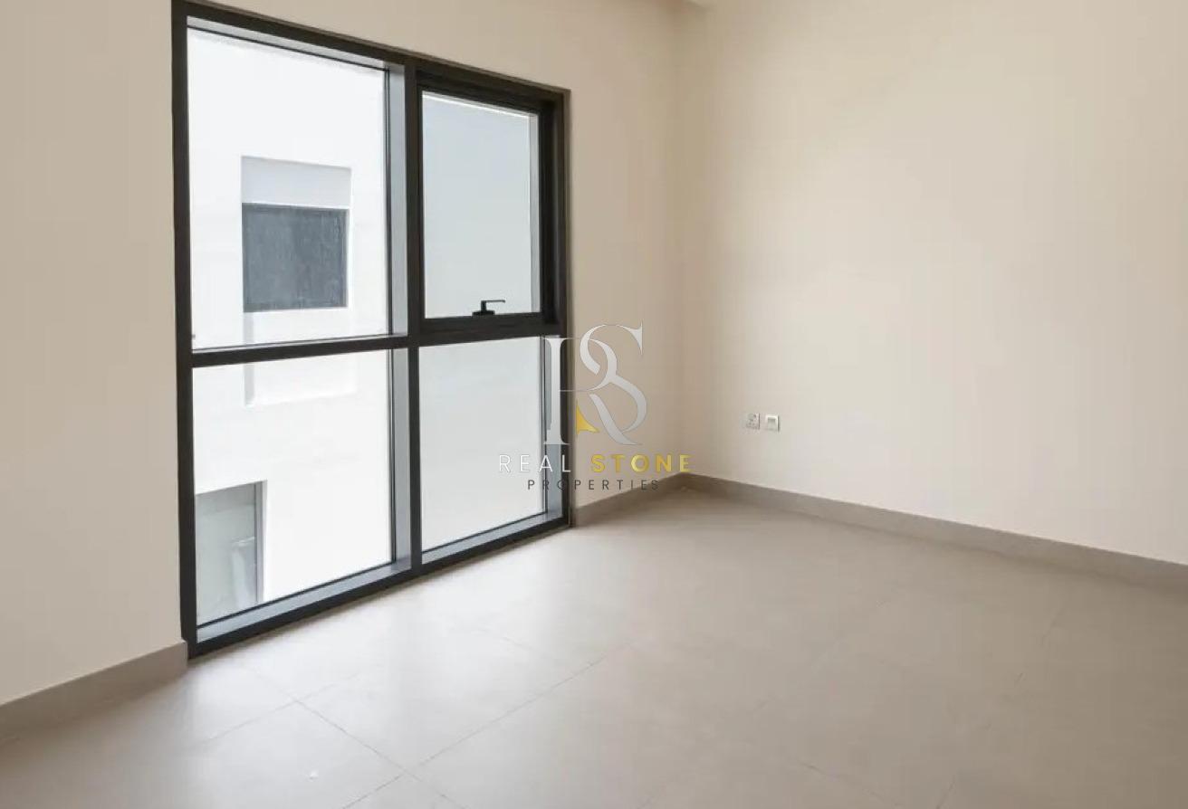Single Row | Vacant | Well Maintained photo 16