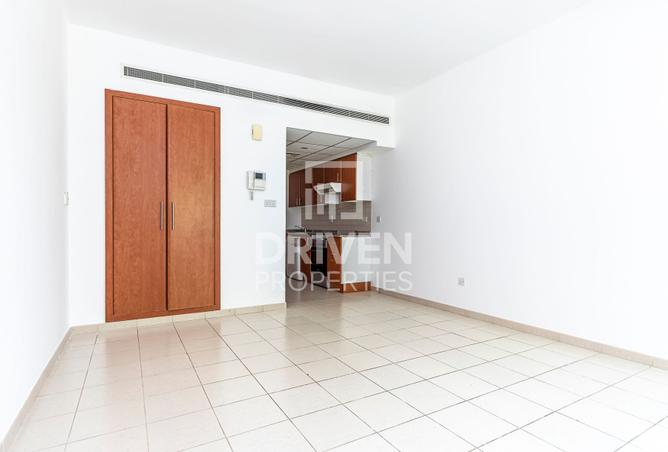 Chiller Free | Semi-Furnished | Near Metro Station