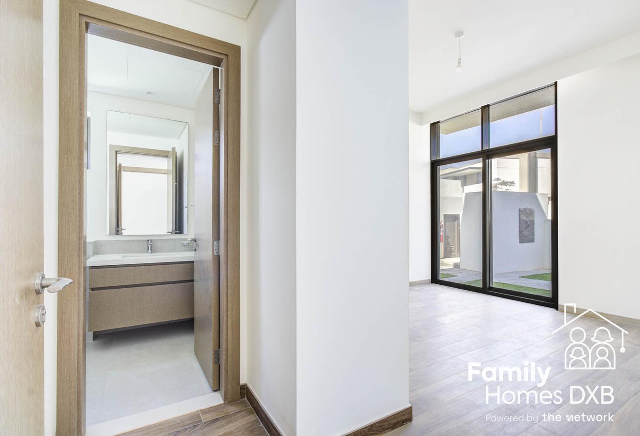 5 Bed Villa | Elevated Plot | Flexible on Cheques photo 10