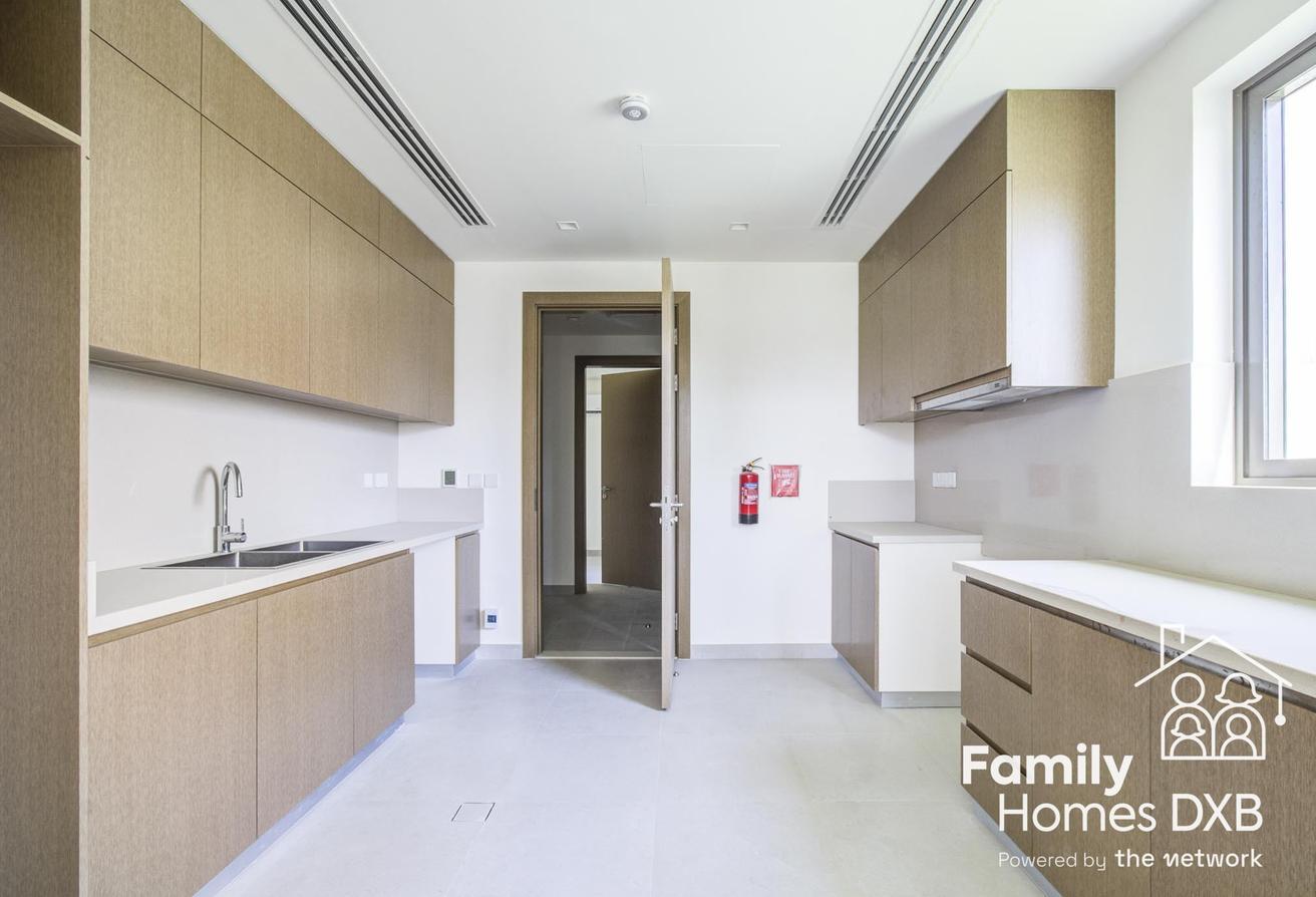 5 Bed Villa | Elevated Plot | Flexible on Cheques photo 9