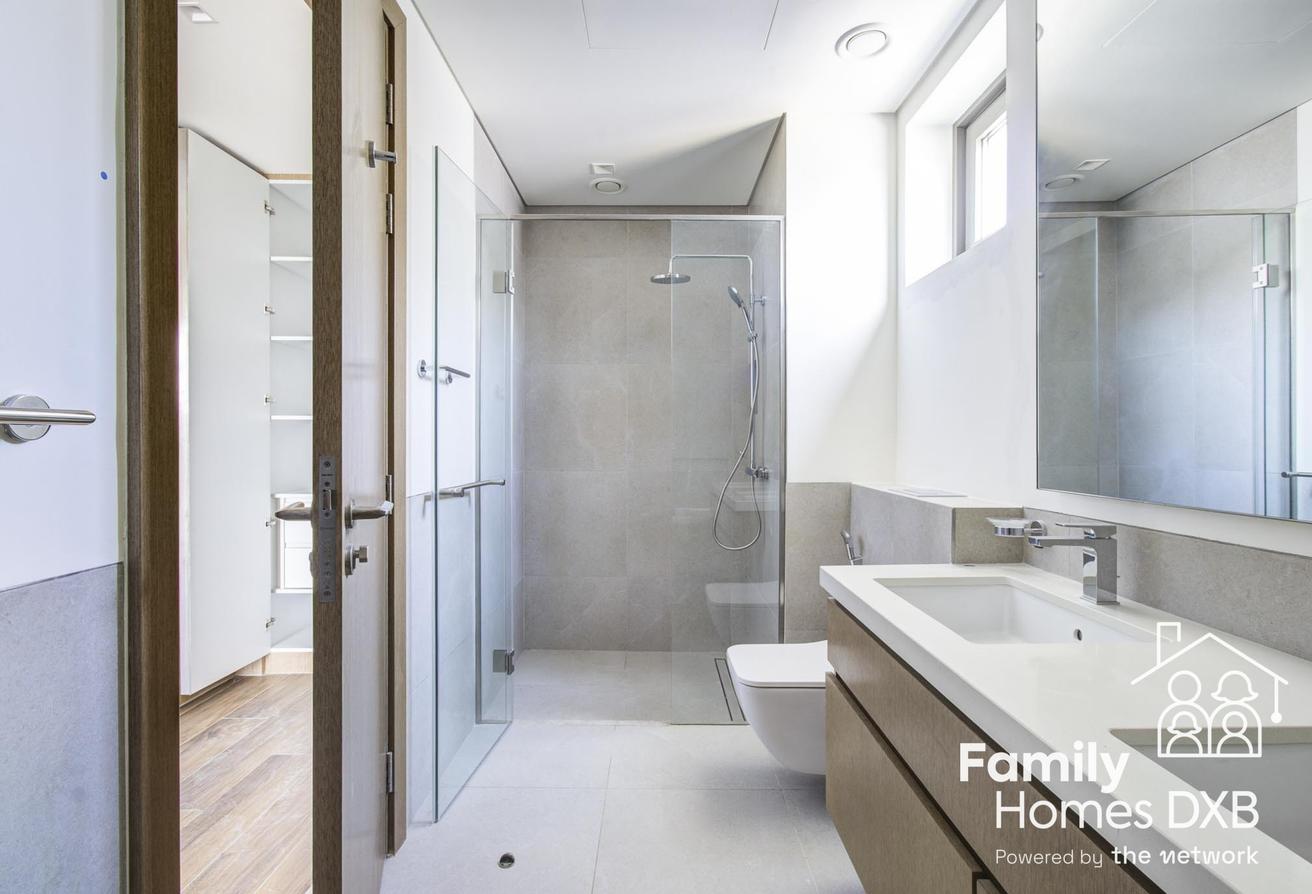 5 Bed Villa | Elevated Plot | Flexible on Cheques photo 11