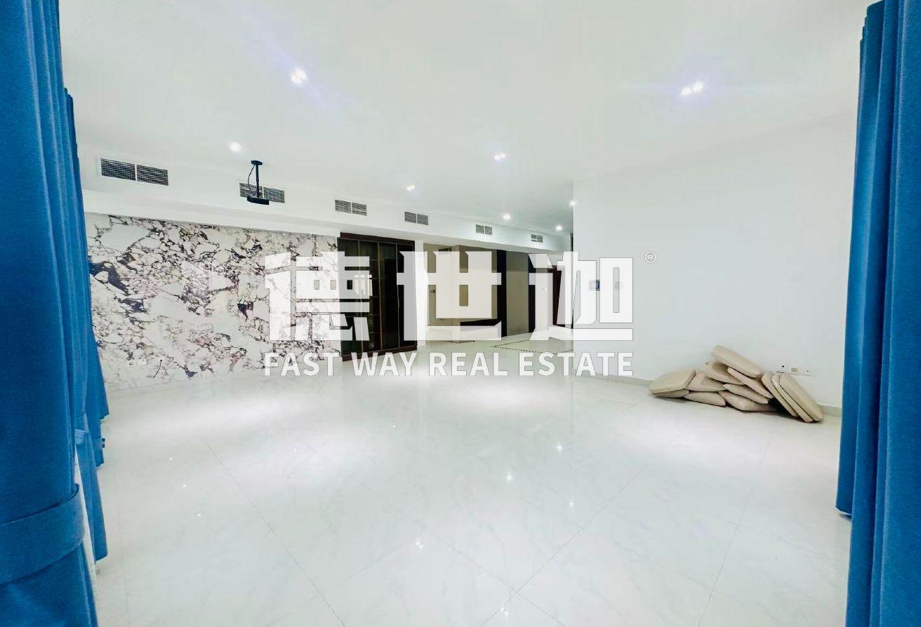 Easy access to E311 | Ready to Move In | 5BHK photo 8