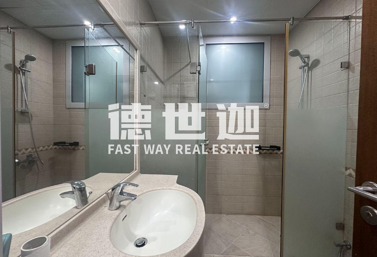 Easy access to E311 | Ready to Move In | 5BHK photo 14