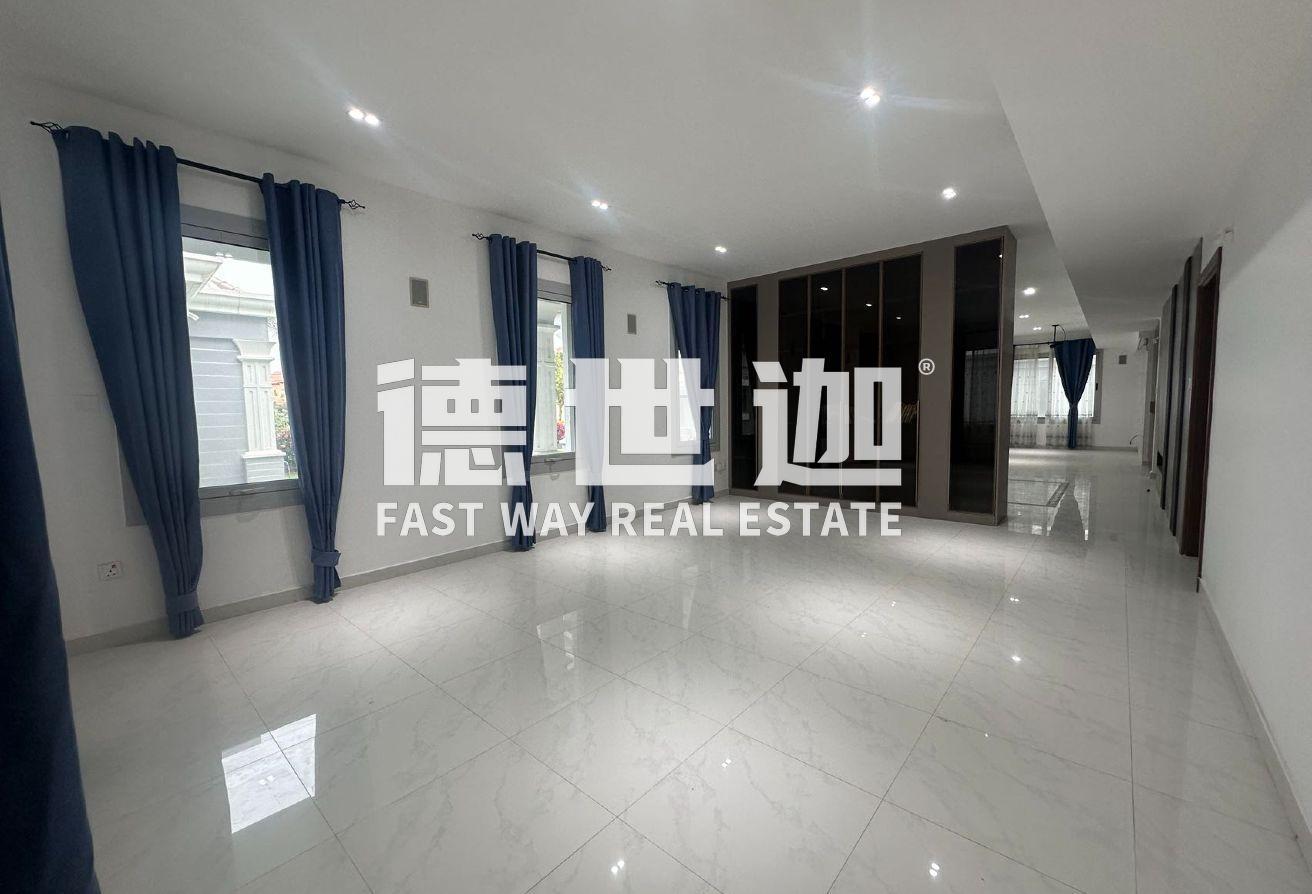 Easy access to E311 | Ready to Move In | 5BHK photo 5