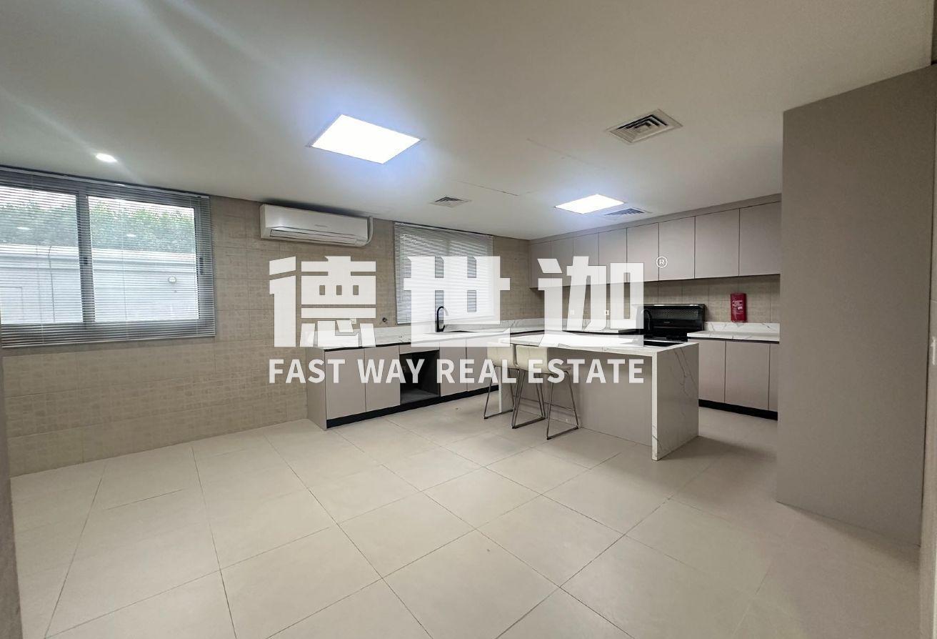 Easy access to E311 | Ready to Move In | 5BHK photo 12
