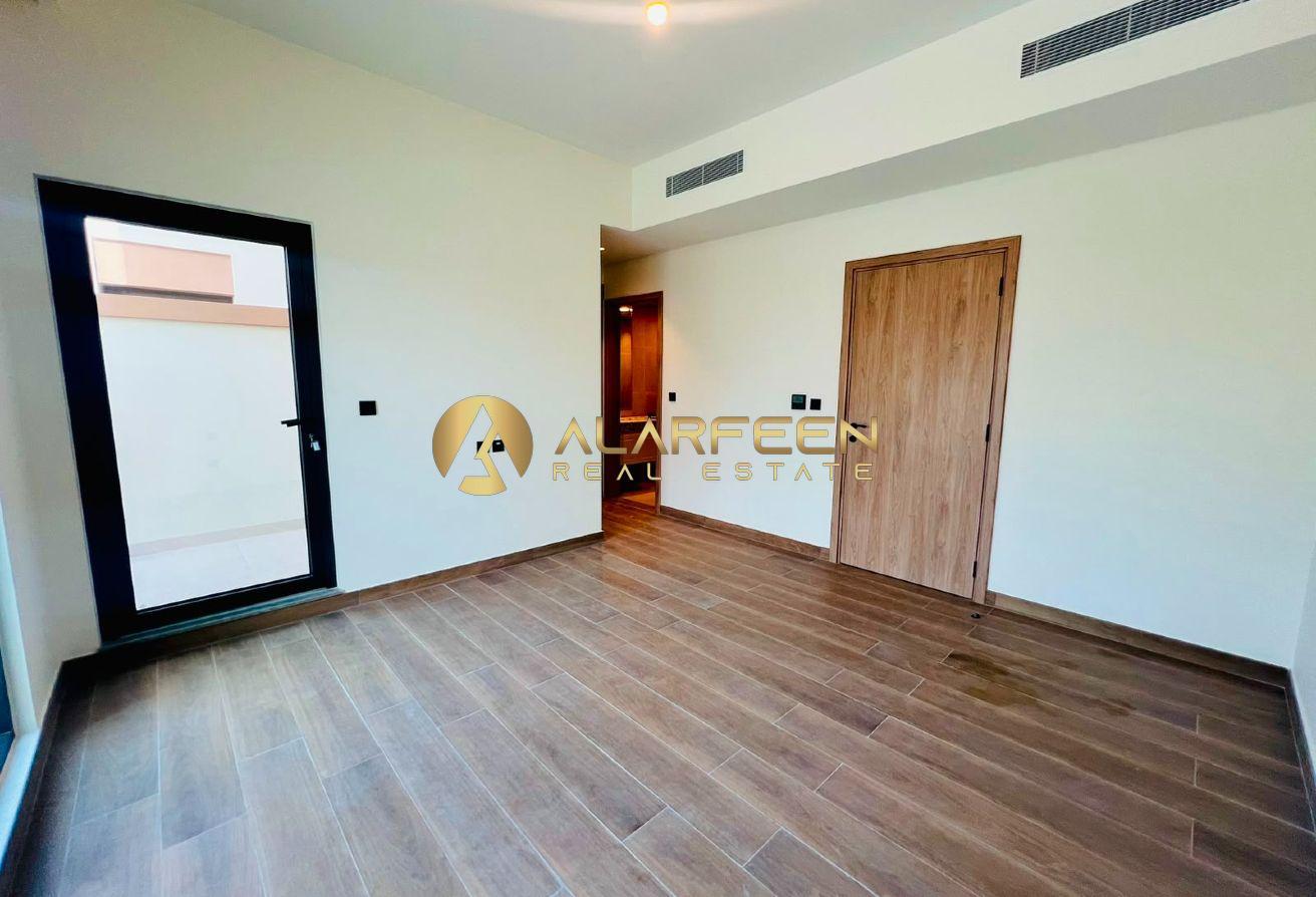 Lowest Rent | 3BR | Hugh Garden Space |Fitted photo 6