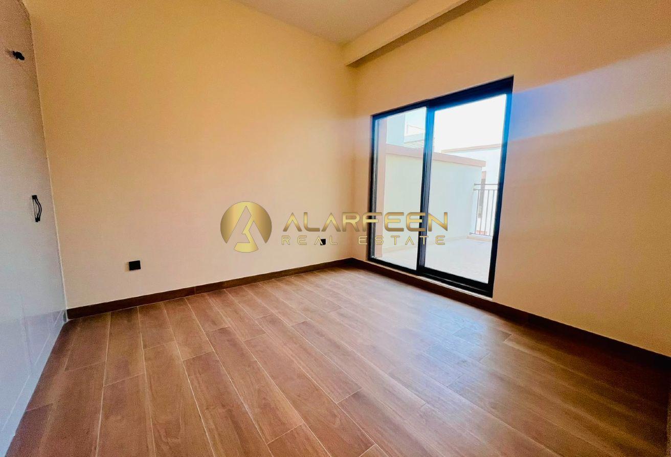 Lowest Rent | 3BR | Hugh Garden Space |Fitted photo 8