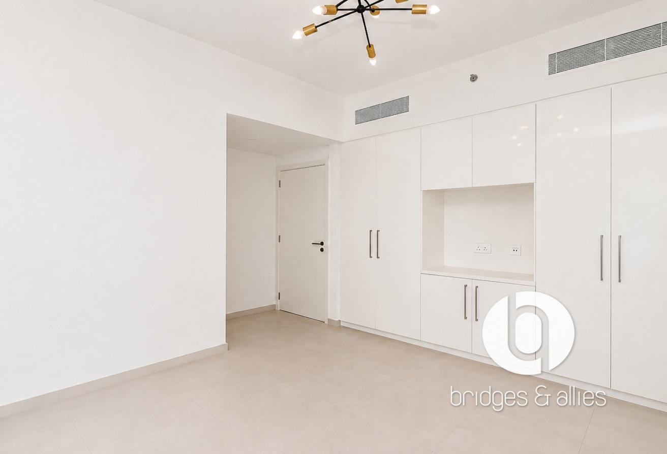 BURJ VIEW | MID FLOOR | NEW LISTING photo 16