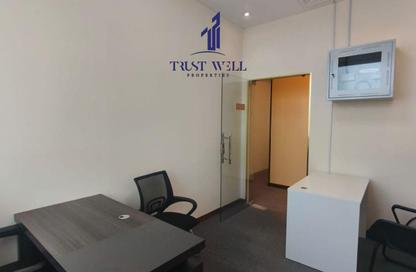 Business Centre - Studio - 4 Bathrooms for rent in Dar Al Salam Building - Corniche Road - Abu Dhabi