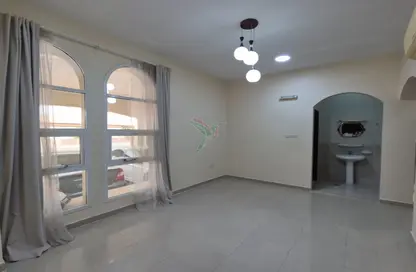 Apartment - 2 Bedrooms - 2 Bathrooms for rent in Al Dafeinah - Asharej - Al Ain