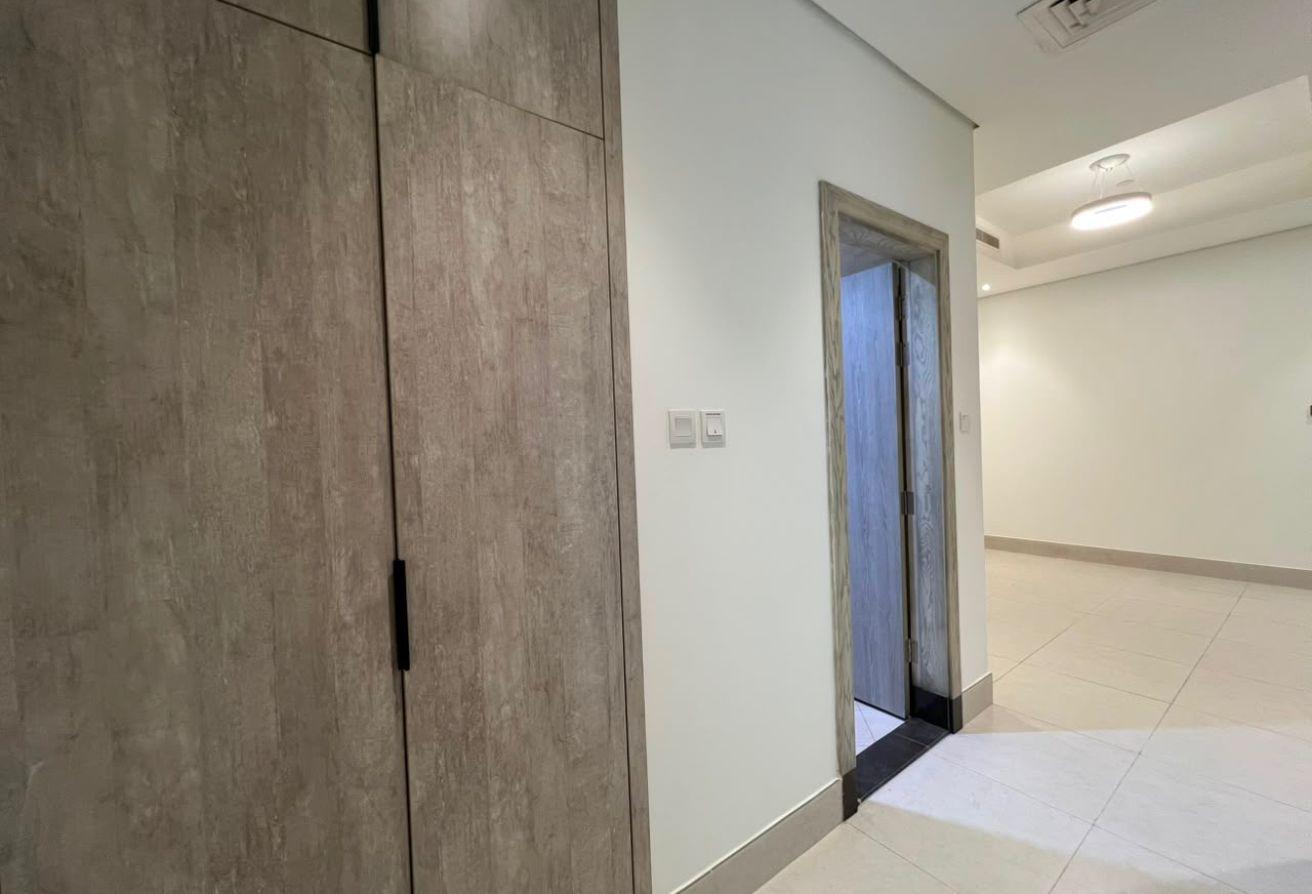 SEMI NEW 2 BHK | HUGE & SPACIOUS APARTMENT photo 2
