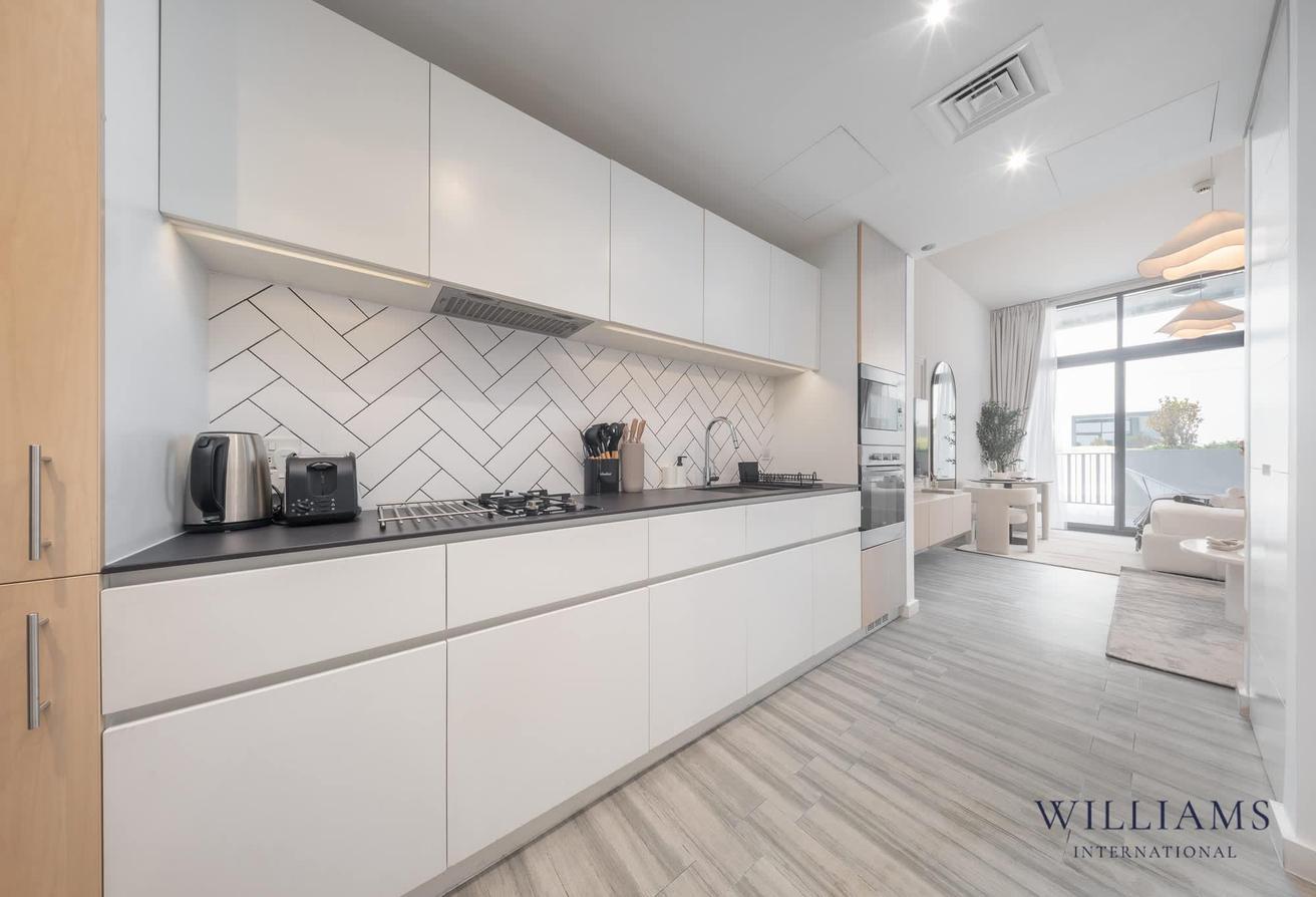 FULLY UPGRADED | FURNISHED | SPACIOUS TERRACE photo 3