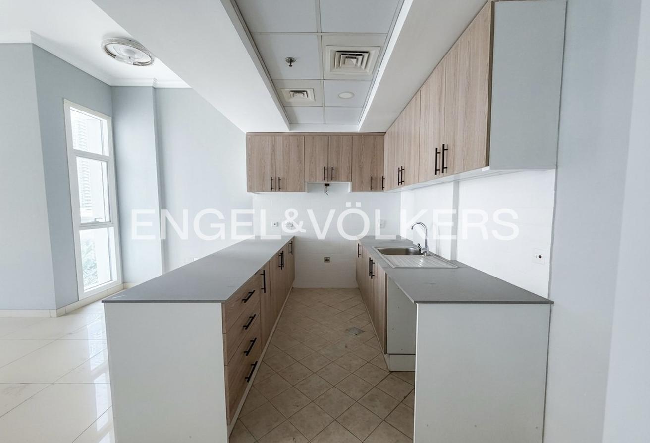 Marina View | Unfurnished | Bright | Vacant photo 6