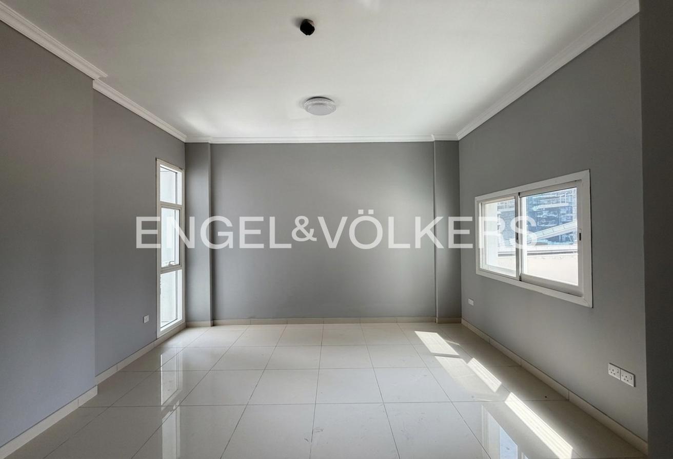 Marina View | Unfurnished | Bright | Vacant photo 9