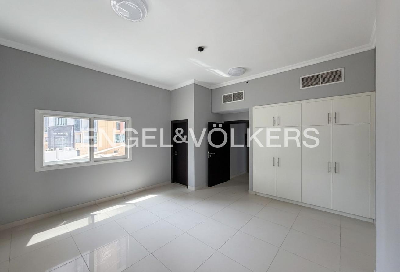 Marina View | Unfurnished | Bright | Vacant photo 8