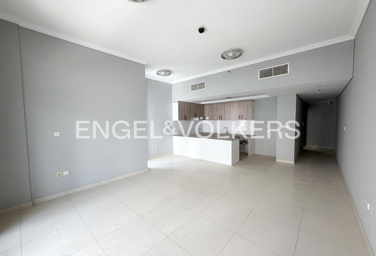 Marina View | Unfurnished | Bright | Vacant photo 7