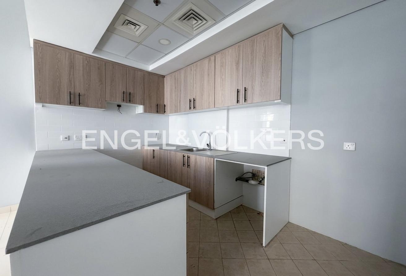 Marina View | Unfurnished | Bright | Vacant photo 5