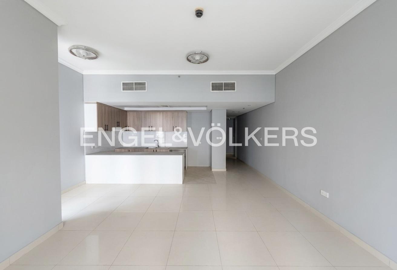 Marina View | Unfurnished | Bright | Vacant photo 4