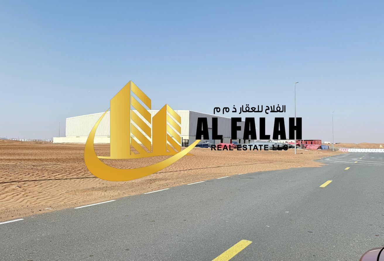 قطعة أرض مملوكة بالكامل مع بنية تحتية جاهزة تبلغ مساحتها ١٨٬٣٤٦ قدمًا مربعة