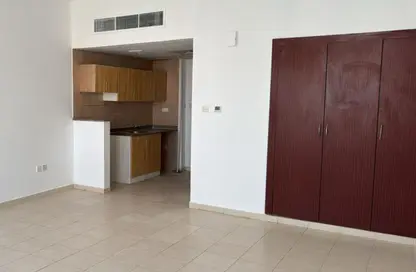 شقة - 1 حمام للبيع في Y03 - طراز إنجليزي - المدينة العالمية - دبي