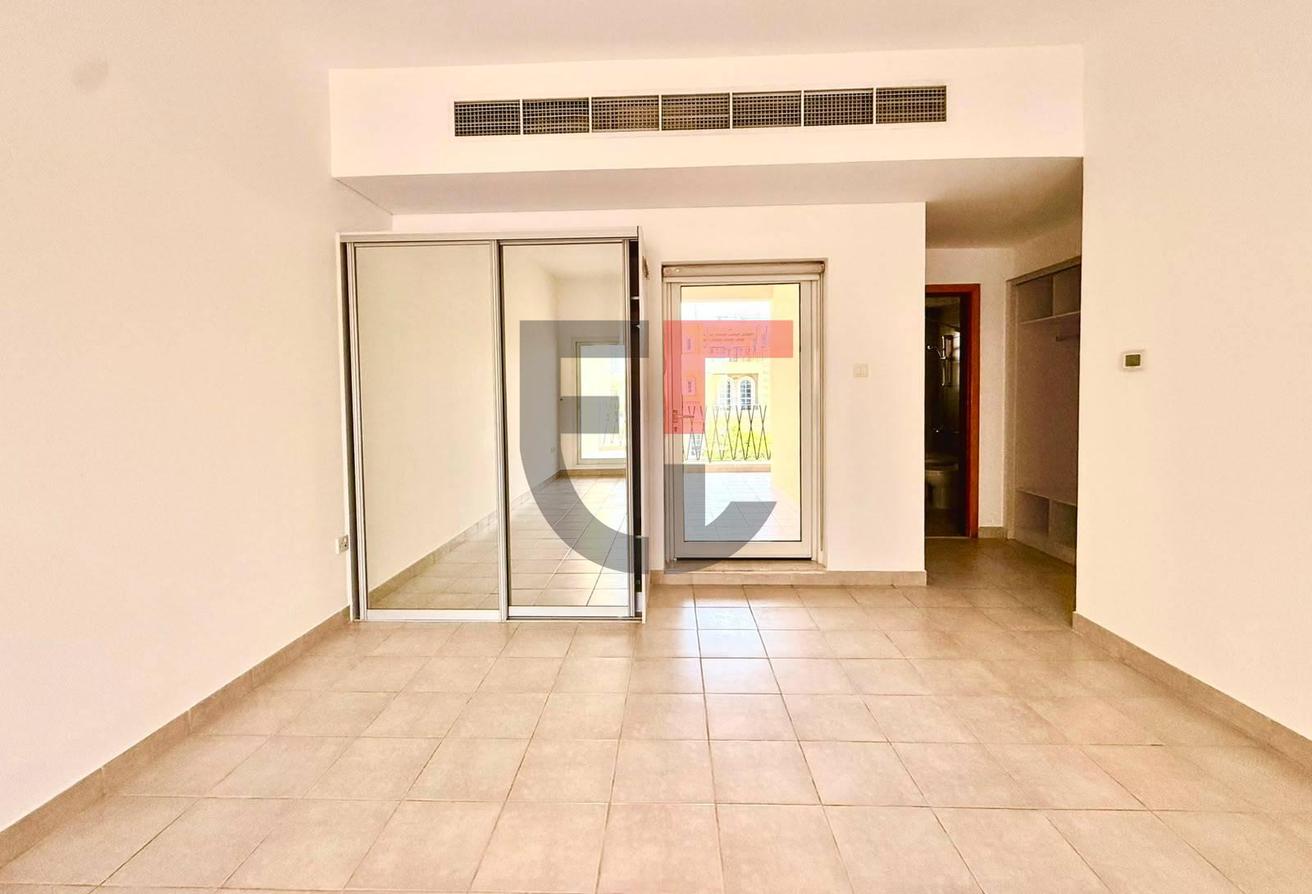 Vacant I Big Layout I Unfurnished photo 9