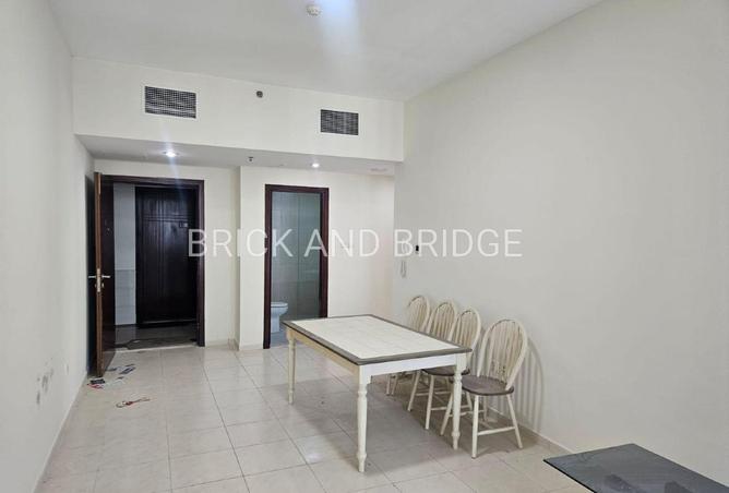 Spacious 2BR | Prime Location | Bright & Vacant photo 2