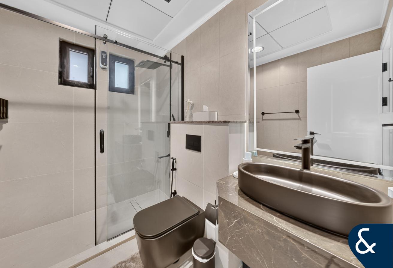 5 Beds | Furnished l Sea View | Upgraded photo 24