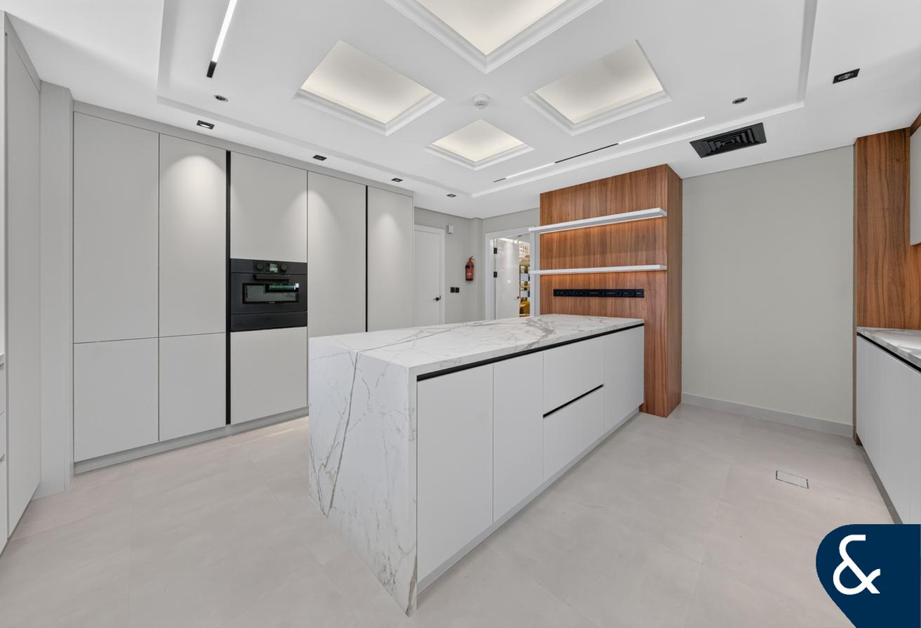 5 Beds | Furnished l Sea View | Upgraded photo 4