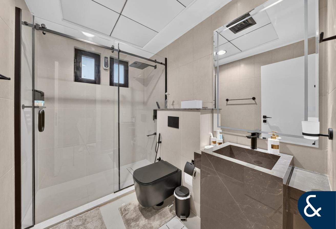 5 Beds | Furnished l Sea View | Upgraded photo 23