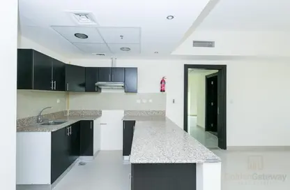 شقة - غرفة نوم - 2 حمامات للايجار في المساكن الحمراء - مدينة دبي الرياضية - دبي