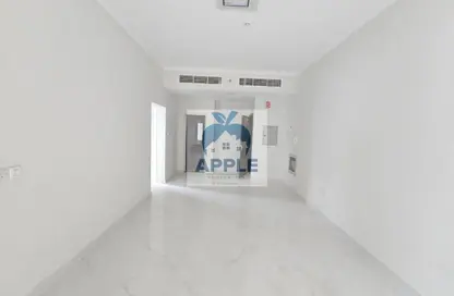 شقة - غرفة نوم - 2 حمامات للايجار في الزاهية - تجارية مويلح - الشارقة