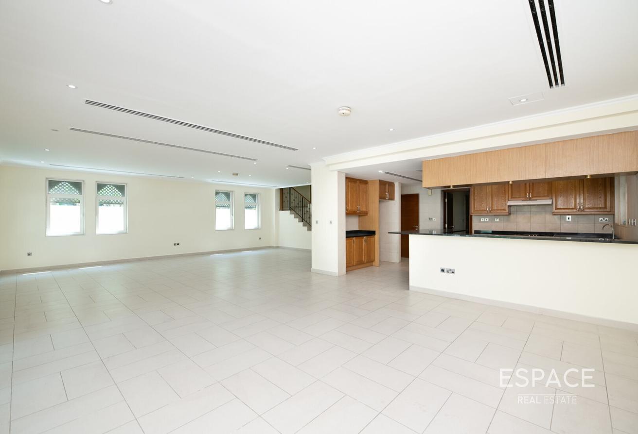 Well-Maintained | 4 Bedroom Villa | Upgrade photo 5
