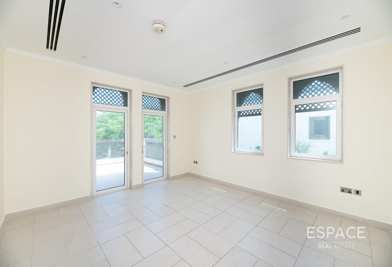 Well-Maintained | 4 Bedroom Villa | Upgrade photo 14