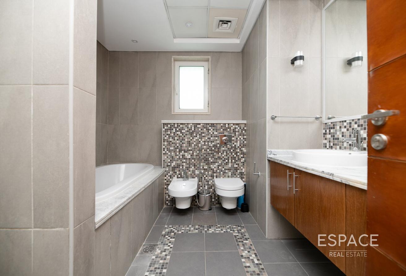 Well-Maintained | 4 Bedroom Villa | Upgrade photo 16