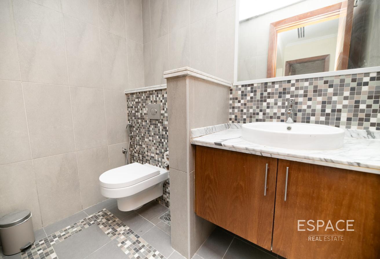 Well-Maintained | 4 Bedroom Villa | Upgrade photo 7