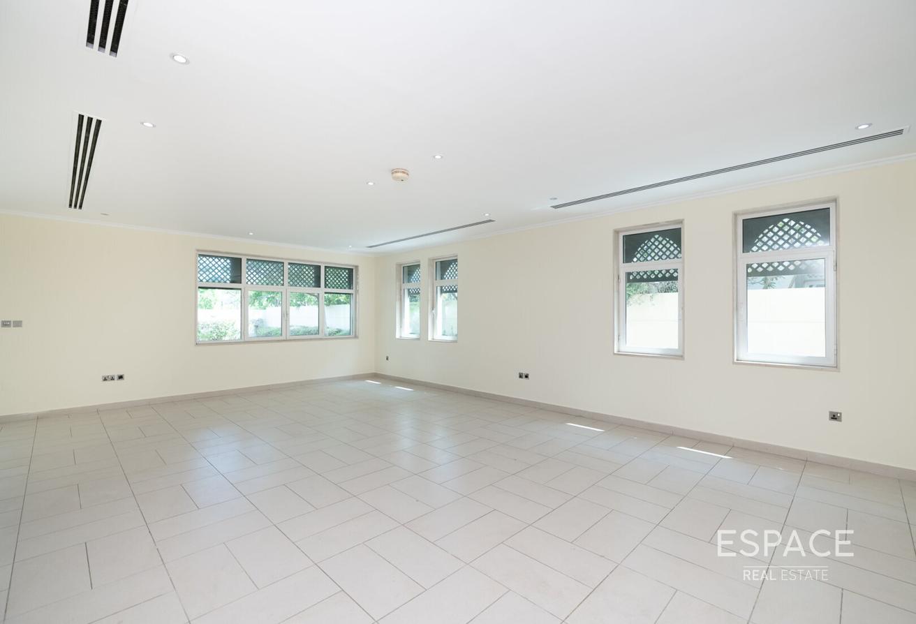Well-Maintained | 4 Bedroom Villa | Upgrade photo 3