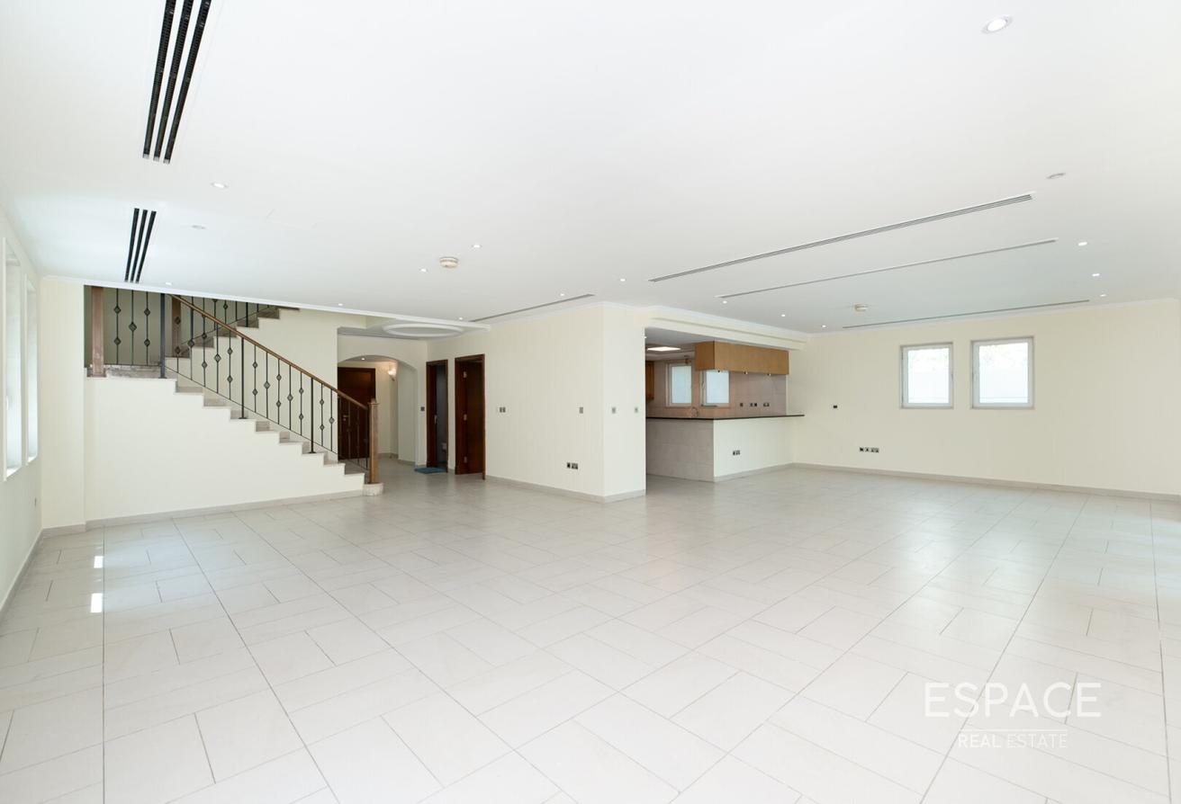 Well-Maintained | 4 Bedroom Villa | Upgrade photo 4