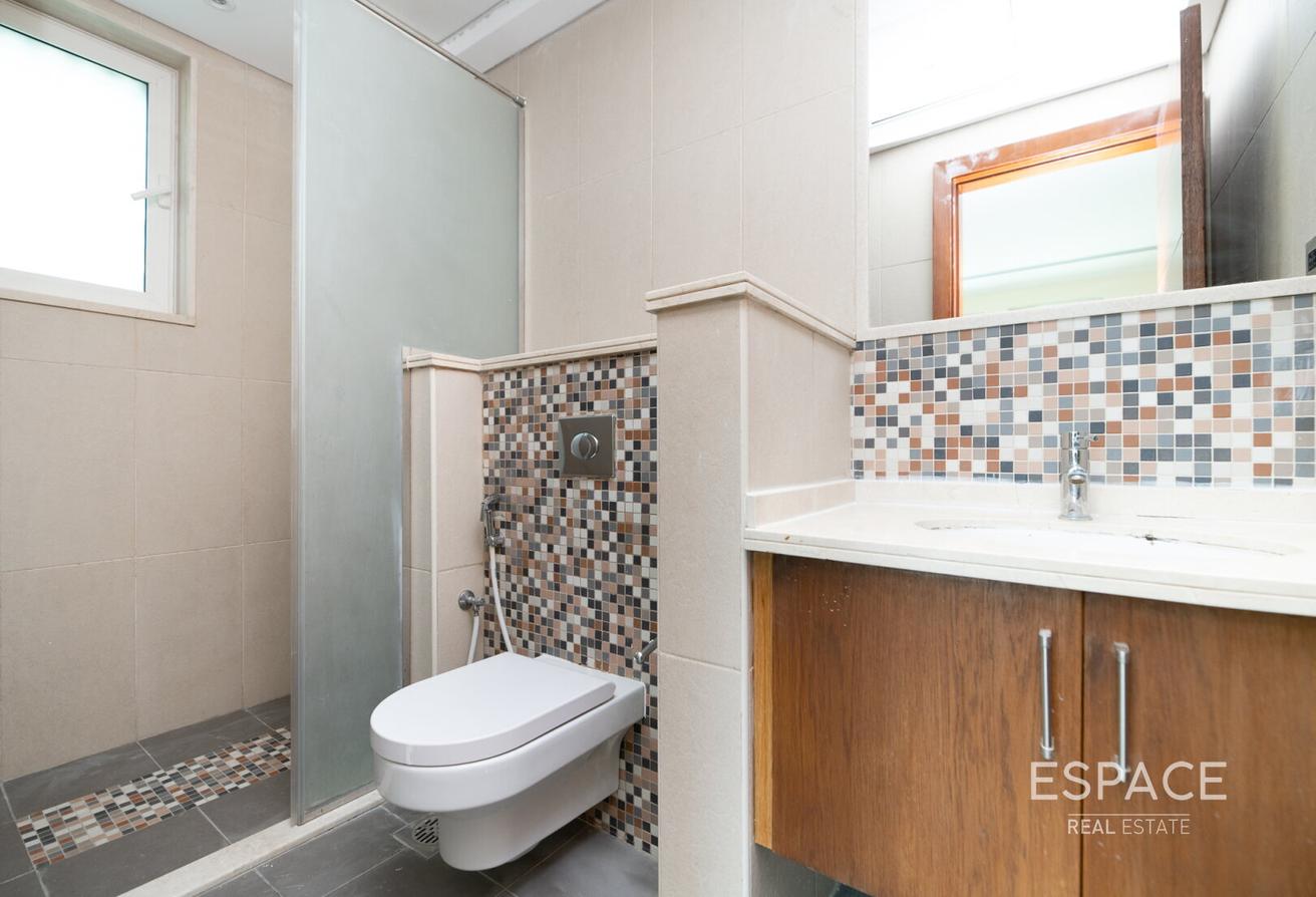 Well-Maintained | 4 Bedroom Villa | Upgrade photo 13