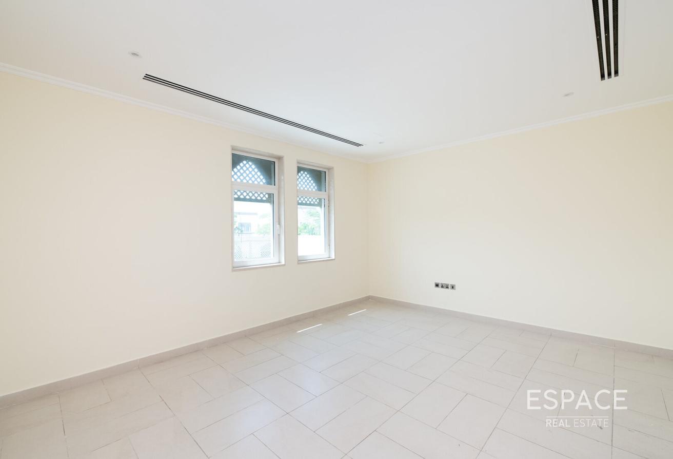 Well-Maintained | 4 Bedroom Villa | Upgrade photo 11