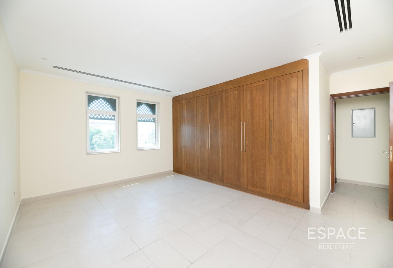 Well-Maintained | 4 Bedroom Villa | Upgrade photo 9