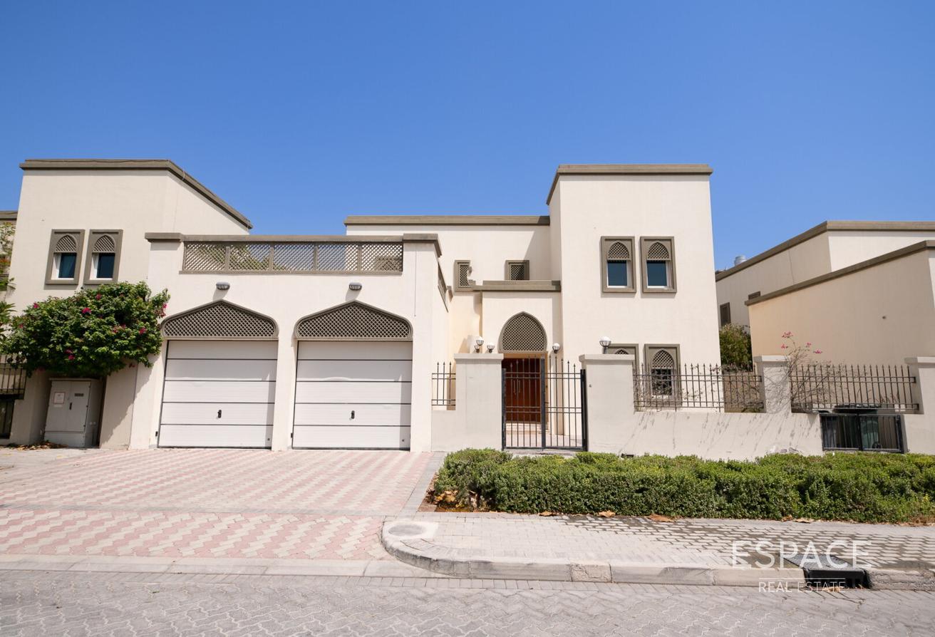 Well-Maintained | 4 Bedroom Villa | Upgrade photo 2
