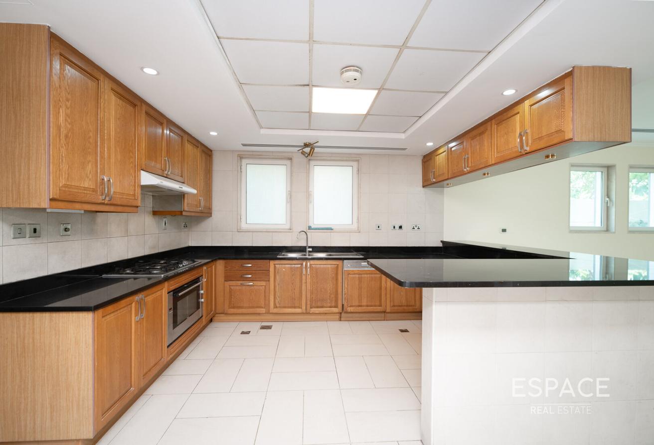 Well-Maintained | 4 Bedroom Villa | Upgrade photo 6