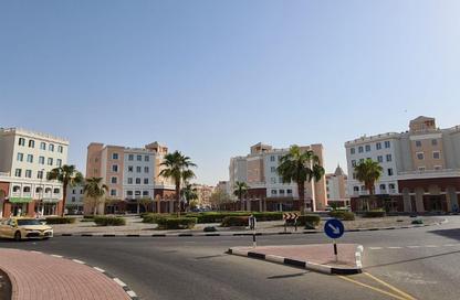 متجر - استوديو - 1 حمام للايجار في Y23 - طراز إنجليزي - المدينة العالمية - دبي