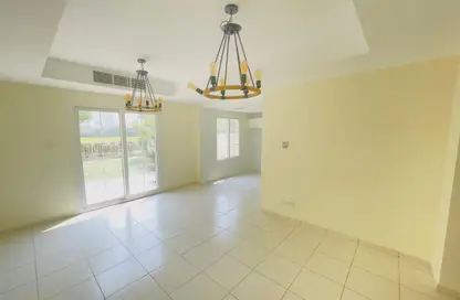 فيلا - 2 غرف نوم - 3 حمامات للايجار في الينابيع 9 - الينابيع - دبي