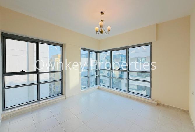 Bright & Huge 2-BR Apt | Upto 6 Cheques | Metro