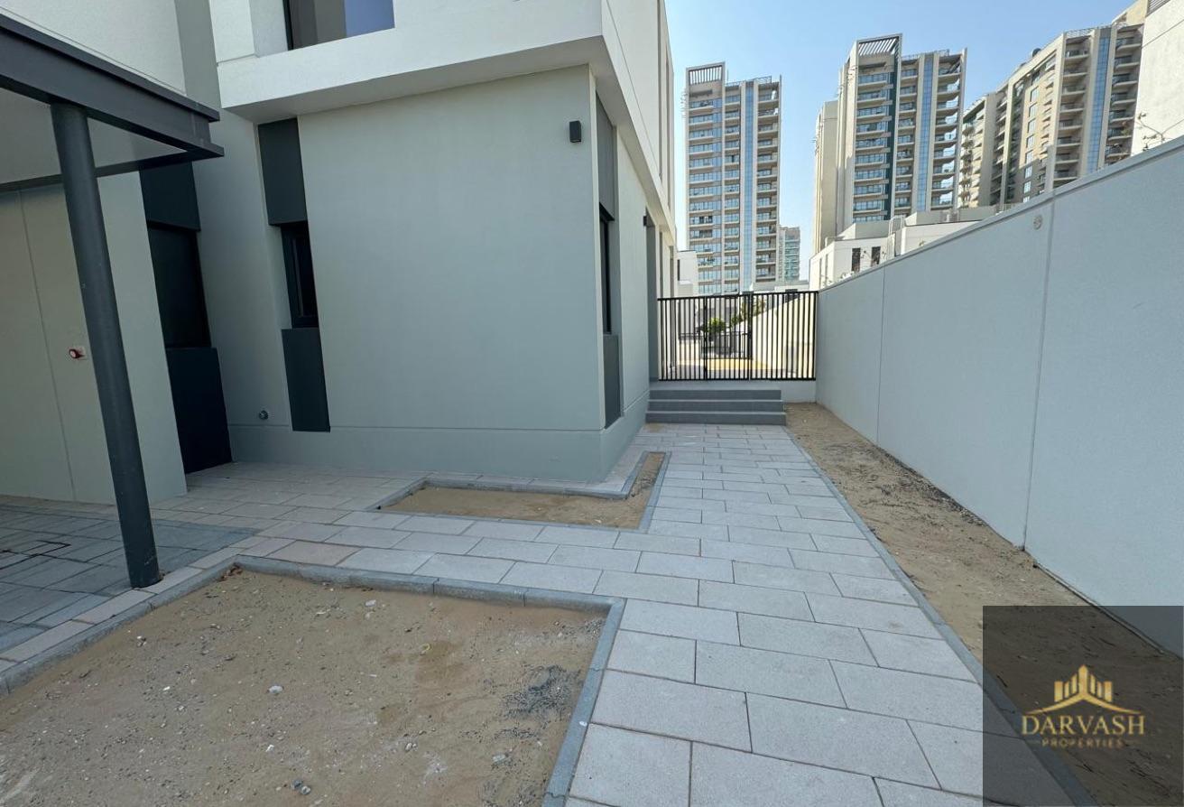 SPACIOUS 4BR VILLA | PRIVATE GARDEN | MUROOJ EAST photo 4