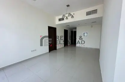 شقة - غرفة نوم - 2 حمامات للايجار في الازا 11 - دبي لاند - دبي