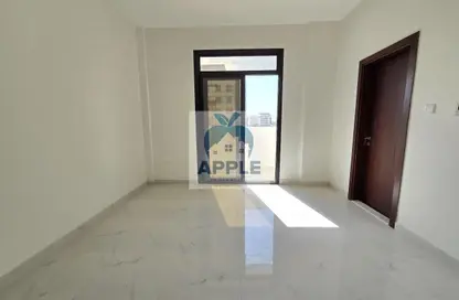 شقة - 2 غرف نوم - 3 حمامات للايجار في الزاهية - تجارية مويلح - الشارقة